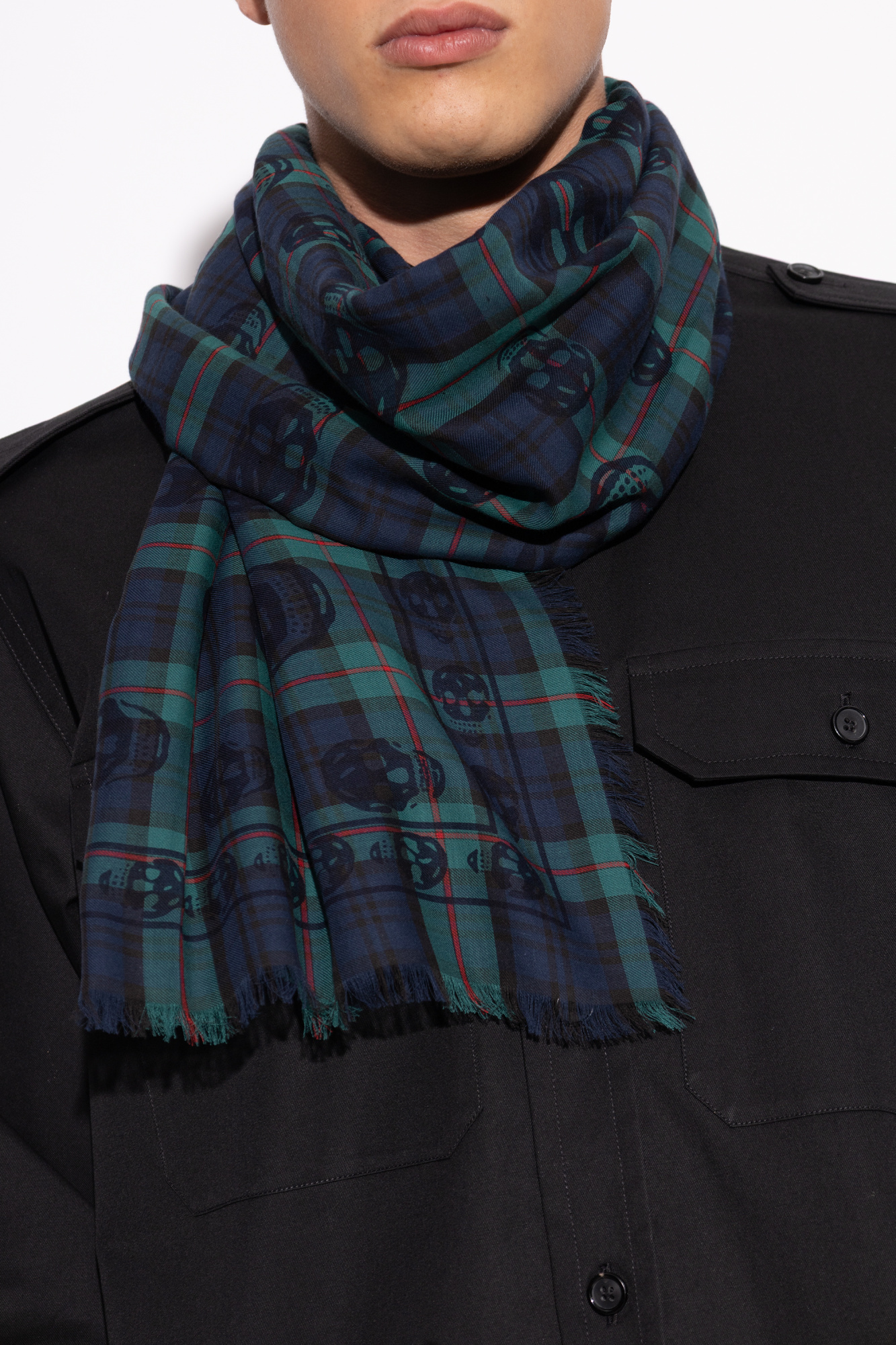 Alexander McQueen Scarf with a distinctive skull motif